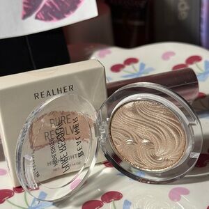 RealHer Shimmery Champagne Highlighter - Light Gold Glow